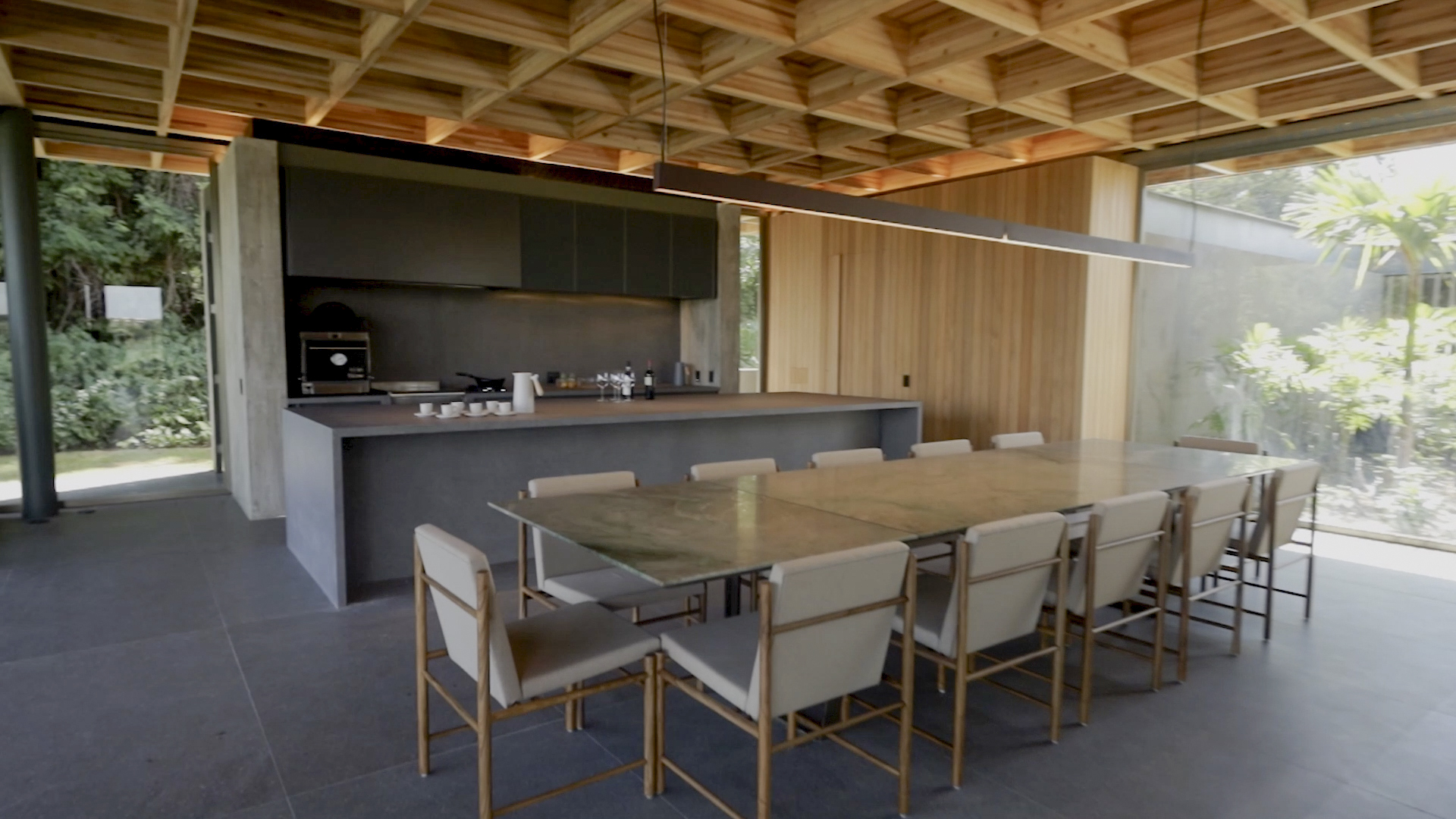 Vista de um pub cinza grafite, com conjunto de mesa e doze cadeiras, representando uma arquitetura de interiores da Securit.