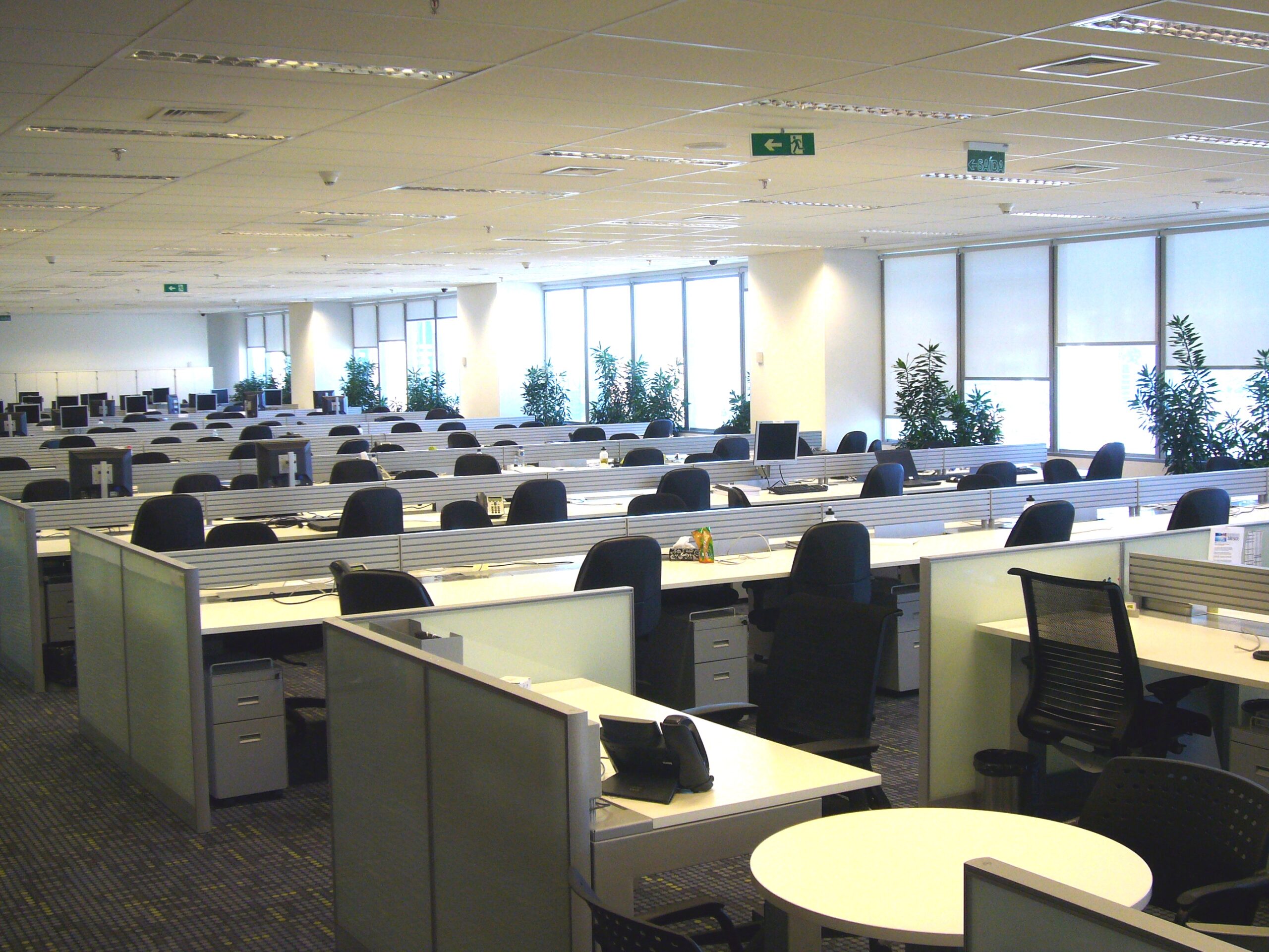 Divisória branca Securit em grande escritório corporativo, da linha Stand.